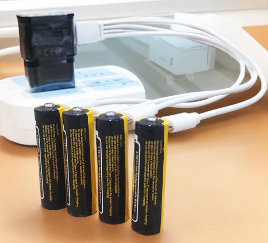 LiitoKala USB-T36x4+Cable - Batterie lithium-ion 1,5 V - 2 400 mA - Format AA et connecteur de charge USB-C - 4 unités + câble