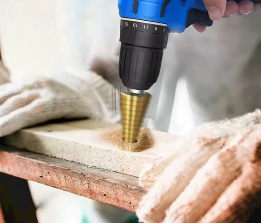 Set de 3 brocas hexagonais escalonadas de 3 a 12 mm, 4 a 12 mm e 4 a 20 mm, com estojo.