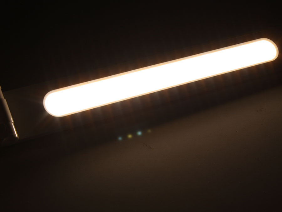 Lámpara de trabajo sobremesa recargable con cargador inalámbrico móvil