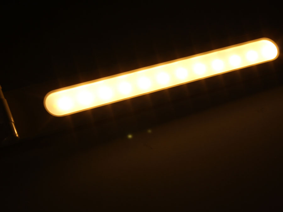 Lámpara de trabajo sobremesa recargable con cargador inalámbrico móvil