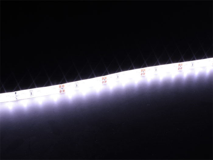 Epistar - Rolo Fita de LEDs Autoadesiva Branca Fria - IP65 - 300 LEDs 2835 por Rolo - 5 m - MJ-PW2835FS30-F12W10