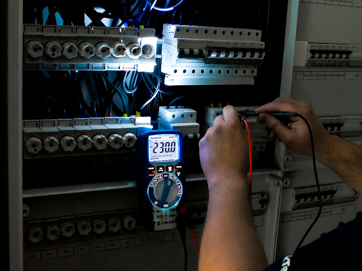 PeakTech P 3444 - Multímetro Digital - 1000 Vca/Vcc - TrueRMS - 6000 Contas - IP67 - Teclas de Função Iluminadas