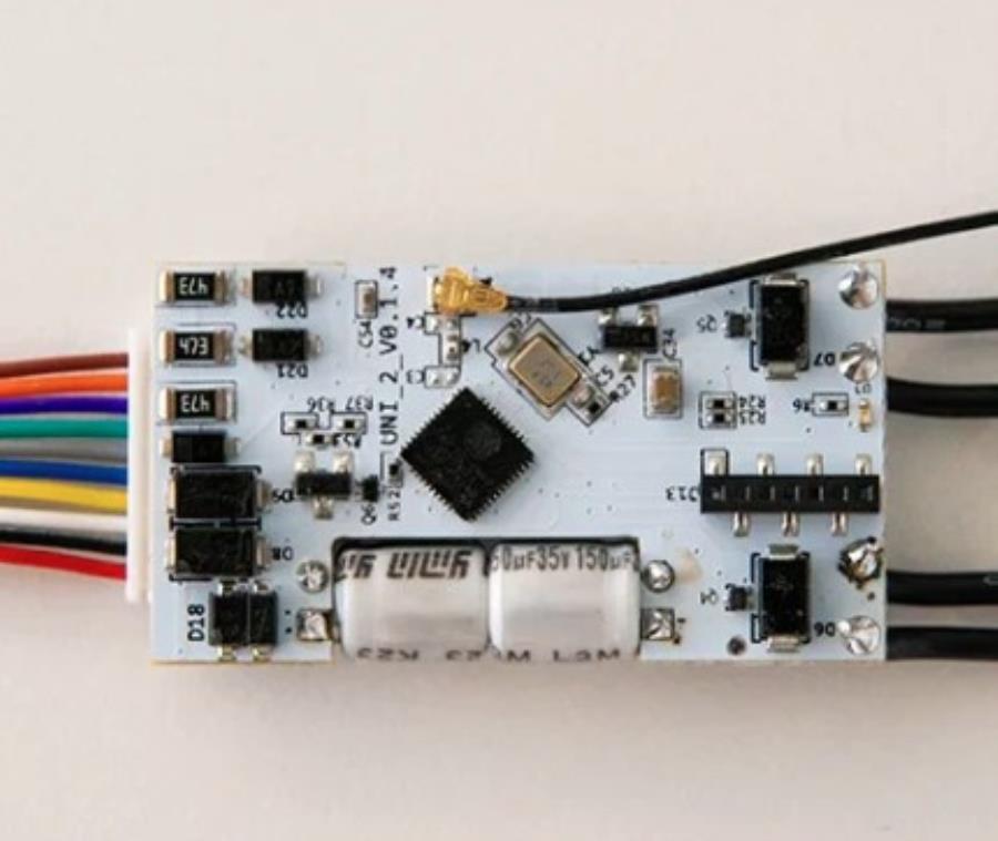 Shelly Plus Uni - Contrôle à distance des appareils et des capteurs